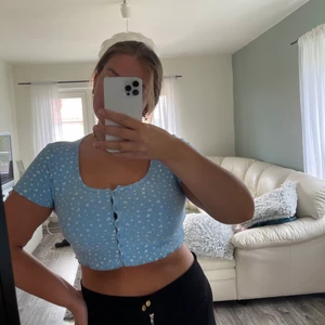 topp med blommor - gullig blå topp med blommor och knappar. Storlek L och säljs för 70kr, köparen står för frakten 💕💕