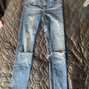 Jeans från Crocker -  Säljer dessa super fina jeans från Crocker på grund av att de är för små för mig, använd ett par fåtal gånger 💕