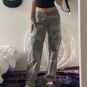 Lågmidjade cargopants - (LÅNADE BILDER) superfina lågmidjade cargopants som är i väldigt bra skick, ser väldigt 2000-tals inspirerande ut. Säljer då dem tyvärr är för små på mig som brukar ha storlek M. Går att dra åt i midjan så skulle säga att de passar från XS-S(möjligtvis en liten M). Frakt ingår ej 💕