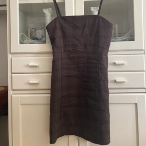 gullig brun klänning  - brun och svartrutig klänning från monki strlk 36 men passar även strlk 38