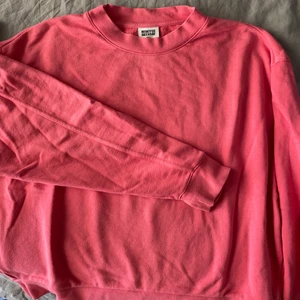 Rosa sweatshirt  - Köpt på Afound, men sweatshirten kommer från weekday. Väldigt fin till hösten med lite färg💓💓💓