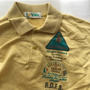 gul t-shirt med krage - Sjukt gullig gul t-shirt / croptop med krage! Står ingen storlek men passar en XS! Möts i slussen eller postar