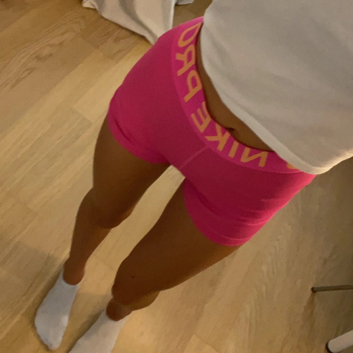 Ett par fina neonrosa nikeshorts - 90