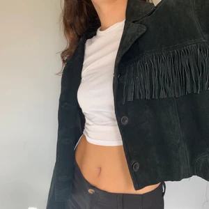 Mockajacka med fransar - Jacka i mocka med fransar i fint skick. Klippt i botten. Matilda som har jackan på sig är stl 36 och 175. 