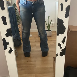 Jeans - Ett par såååå snygga jeans som jag köpte här på plick men tyvärr inte satt som jag ville, dom är använda Max 2 ggr 😚 Måtten finns på sista sliden 🤞🏼 (Jag är 152 så jeansen passar någon som är längre)