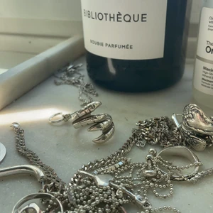 Maria Nilsdotter - Ring. Tror den är en 17 mm, kan dubbelkolla då jag har box och kvitto kvar. Sitter bra på mig på nästan alla fingrar då min fingerstorlek varierar mellan 15 mm- 17 mm. Tror att nypris är runt 3999kr är osäker så kan dubbelkolla. Släpper direkt för 2000kr. Iom att det är en dyrbara bjuds på spårbarfrakt men möts helst upp!