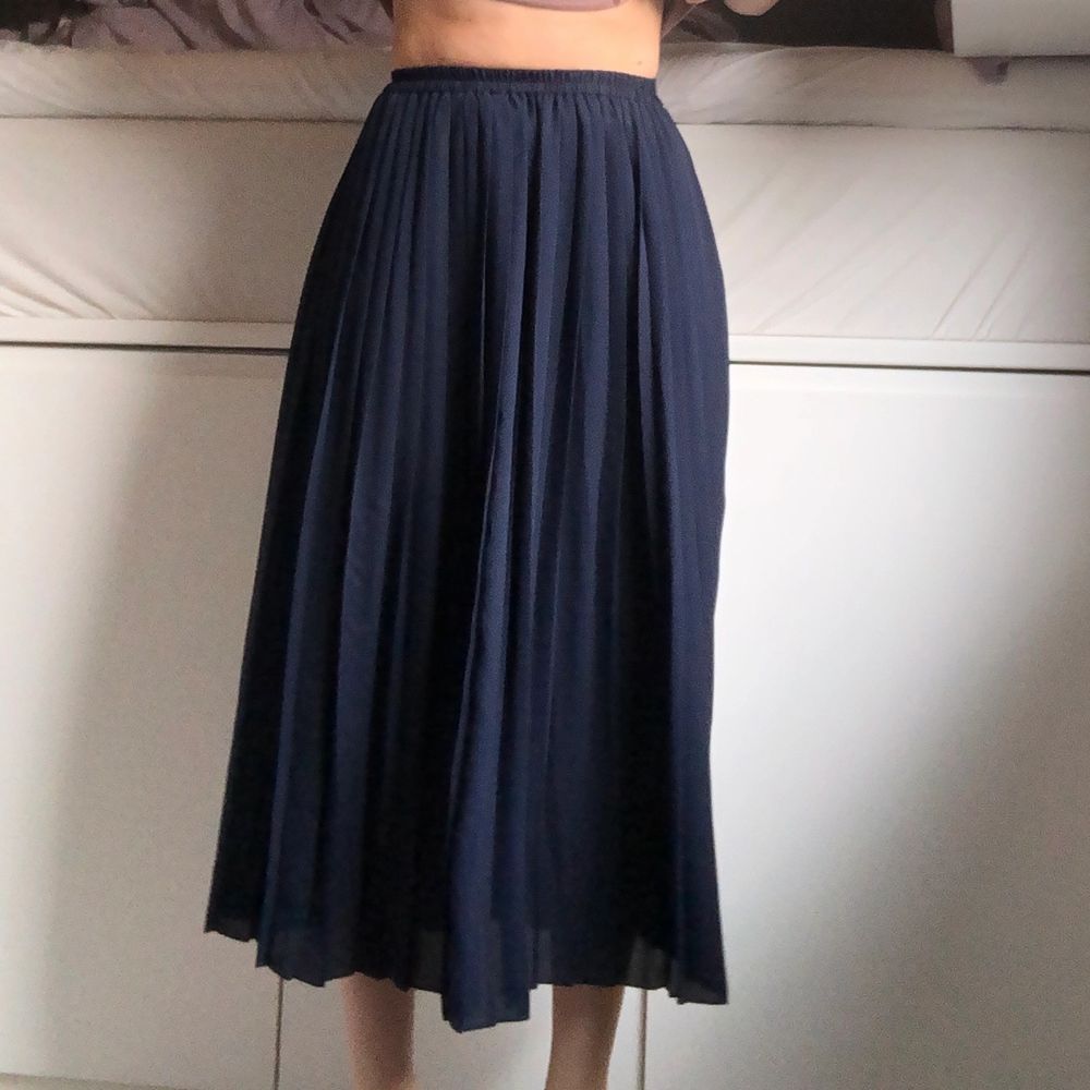En lång mörkblå plisserad kjol från uniqlo. Fint skick och knappt använd, för liten för mig.🥲 Skriv för frågor. Köpare står för frakten på 50kr😊. Kjolar.