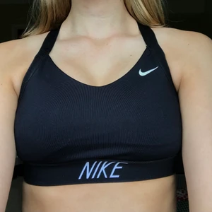 Nike sportbh - Jätteskön sportbh från Nike i storlek S. Super najs på ryggen :) bara att skriva om du är intresserad eller har någon fråga :D Flera intresserade, buda eller köp direkt för 100kr +frakt