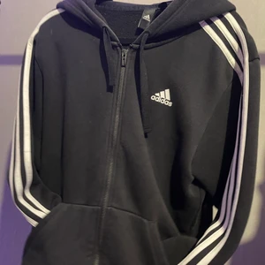 Adidas tröja - Passar tyvärr inte mig längre men fortfarande jätte fin 