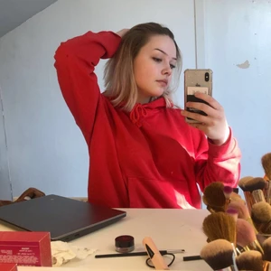 Hoodie  - Väldigt fin ock skön röd hoodie, inga fläckar eller hål. Storleken är S men passar XS-L beroende hur man vill ha den. köparen står för frakten💕💕                                köpt för 250 