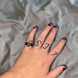 Ring  - Svart ring med text 