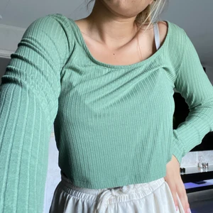Grön topp - Säljer nu denna gröna sköna toppen eftersom den inte kommer till någon användning längere