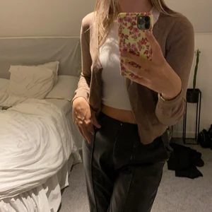 Kofta från hm - Brun kofta från hm. Aldrig använd, köparen står för frakten💖