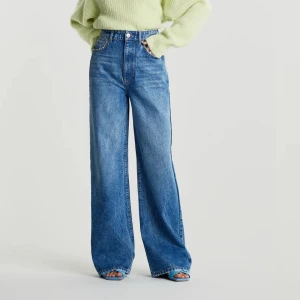 Jeans - Säljer mina favoritbyxor från Gina Tricot som tyvärr inte används längre så säljer därför dessa vidare 🙃 storlek 32, skulle dock säga att dem är mer som 36 då jag vanligtvis har 34 och är till och med liite stora för mig💗 frakt tillkommer 💃🏽 ( bild 2 fast är i den färgen jag säljer)