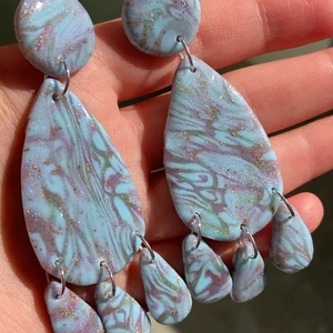 Örhängen  - Örhängen av glitter lera . Frakt 24kr Dm för mer info🥰