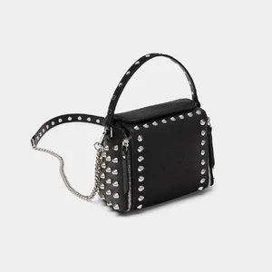 Zara väska med nitar - Säljer min populära zara väska med nitar då den inte kommer till användning<3   Många intresserade så buda❤️ HÖGSTA BUD: 480 eller köp direkt för 590❤️