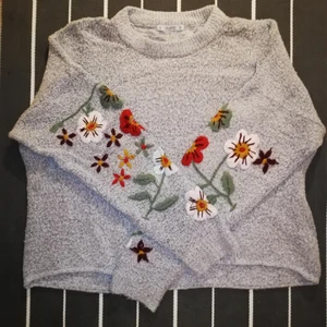 Pull&Bear sweater strl M - Ååhh en av mina gamla favorittröjor! Hittar aldrig längre tillfälle för användning.. Bra skick trots flitigt användande. Lite rolig historia bakom tröjan är att den är köpt i Moskva, Ryssland när jag bodde där. 😁