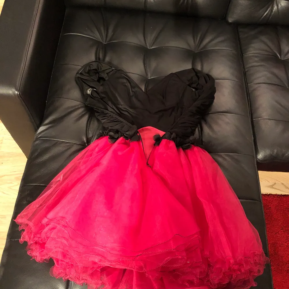 En jättefin klänning som jag hade på 1 gång till ett event men som är för liten för mig nu.                                   Färg: svart + fuchsia/ pink                                            OBS. Storlek: det står 38 i själva klänningen men pratar vi EUR storlekar, så motsvarar den till en 32/34 eller XXS/XS.                                                                    Med dragkedja på ryggen . Klänningar.