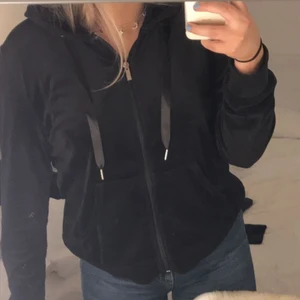 gina tröja - Säljer min svarta tjocktröja från gina tricot i strl M, pga kommer ej till användning