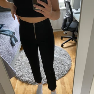 Kostymbyxor från Junkyard - Svarta kostymbyxor från Junkyard i storlek S. Inköpta för ett tag sedan men inte mycket använda. Lite för korta för mig som är 170cm lång men annars fina i passformen.