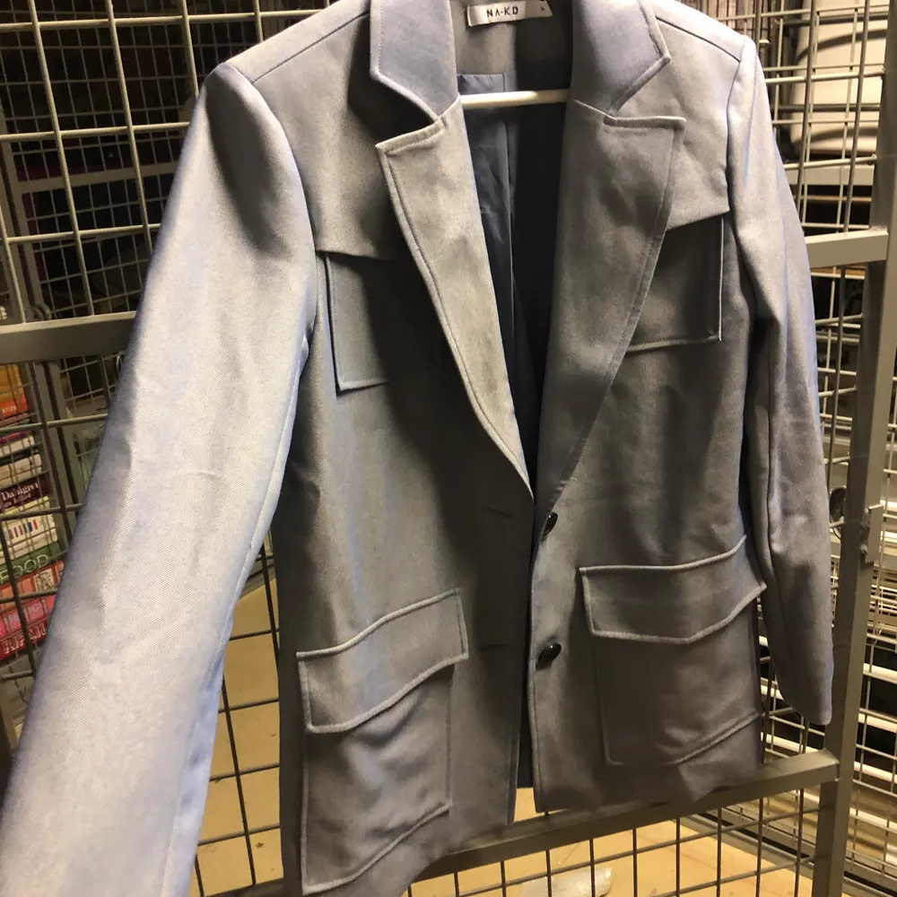 Så snygg blågrå, lite skimrande kavaj/blazer som är lite oversize och sitter så snyggt! Säljer för att den aldrig kommer till användning och vet att den kommer passa någon så bra! Köpt för 450. . Kostymer.