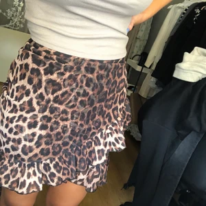 Leo kjol - Fin kjol från Nelly som blivit för liten för mig. Storlek xs, använd Max 3 gånger, så i fint skick. 💕💕💕Frakt tillkommer!