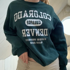 Sweatshirt med tryck  - Jättesnygg grön sweatshirt med tryck, köpare betalar frakt 💕📦