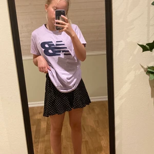 Rosa T-shirt från New balance  - Rosa t-shirt från New balance storlek S. Väldigt bra skick aldrig använd. Köper betalar frakt (66kr)❤️‍🔥