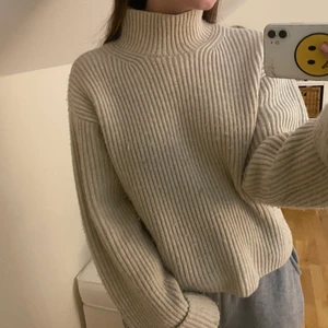 Stickad polo - Super fin beige stickad polo