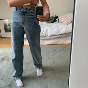 Jeans - Jättefina jeans i cool blå färg. Har använt de 1 gång så de är i mycket bra skick! Säljer då de är lite för stora💖