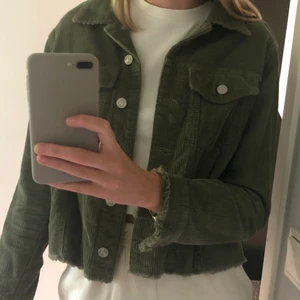 Grön manchester jacka, storlek 34💖 -  Jag säljer denna gröna fina manchesterjackan från Chiquelle, i storlek 34💕 Jackan är i gott skick och säljs för 90 kr🥰 Köparen står för frakten! Hör av er vid frågor💖 