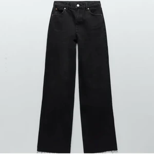 Zara jeans - Jeans från zara i modellen 90’s full length. Storlek 34. Endast använda några få gånger. De är avklippta för att passa någon som är 160-165 och går och klippa kortare då de är rawcut. 💕