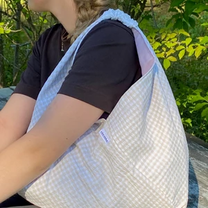 Totebag - Totebag i beigerutigt tyg med lila insida 🤎 säljer mer egensydda produkter via min instagram @lily_isola