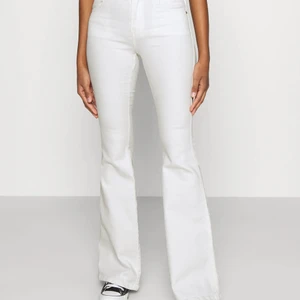 Dr denim bootcut  - Säljer dessa jeans från dr denim för den har blivit för små för mig. Dem är i väldigt bra skick och använda 1 gång. Passar mig bra som är 164