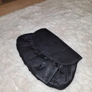 Väska - Svart handväska i mycket bra skick. Priset går att diskutera. Skriv för mer info.