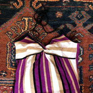 Randig halterneck! - Supersöt randig halterneck med band som går att knyta där bak! Står ingen storlek men skulle gissa XS-S🥰 Vid mycket intresse budgivning