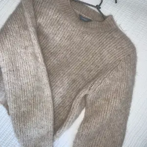Säljer denna stickade tröja från Lindex i storlek 34, då den har blivit för liten för mig. Tröjans ordinarie pris är 499kr. Säljer denna för 150+frakt!