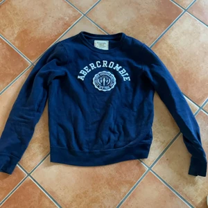 Abercrombie tröja  - Supersnygg och skön tröja från Abercrombie. Använd ca 4 gånger för jag växte ur den snabbt. Jättebra skick. Inte noppring och fortfarande mjuk inuti. 