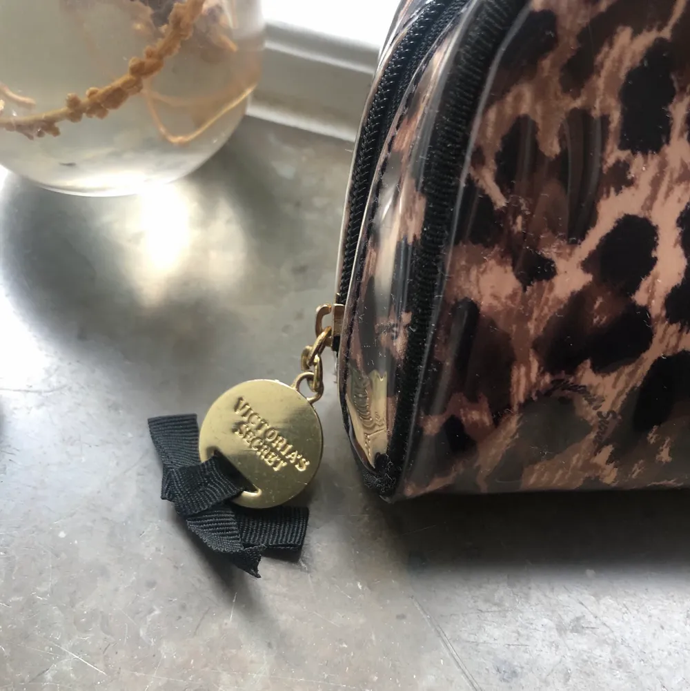 En supersnygg leopardmönstrad necessär från Victoria’s Secret med gulddetaljer. Varan är perfekt skick då den knappt använts ;) Frakt tillkommer . Accessoarer.