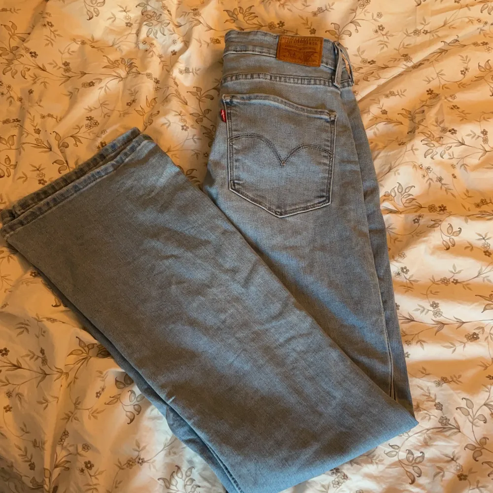 ett par ljusblå levis jeans, bootcut. modell: 725 high rise bootcut. stl 30. Jeans & Byxor.