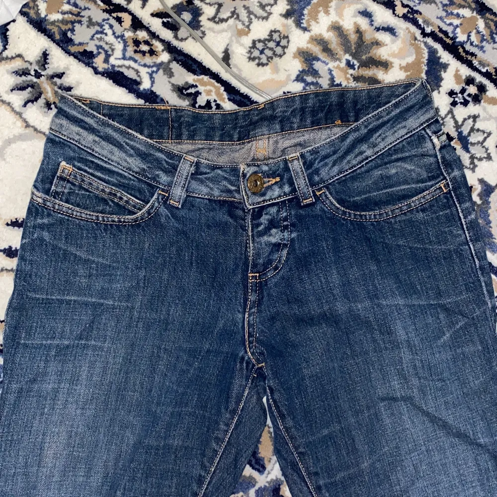Lågmidjade Bootcut jeans ifrån replay står ingen storlek men skulle säga att dom sitter som en XS/34 möjligtvis en liten S. Jeans & Byxor.