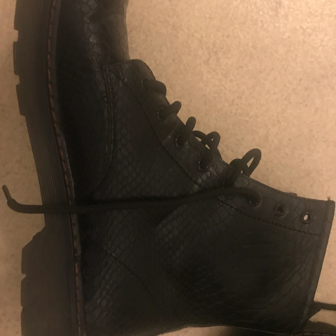 Svarta kängor  - 90