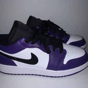 Nike Air Jordan 1 Low Court Purple - INTRESSEKOLL!! Inte säker på om jag vill sälja mina Jordans. Men kan sälja vid bra bud. Skorna är äkta. Kom privat för mer bilder. Dem är använda en gång. Man får även med ett klistermärke som kom med när man köpte skorna. (VILL FÅ SÅLT DEM) 