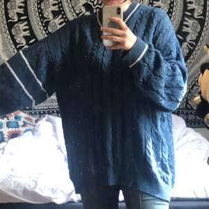 Oversized tröja i mörkblå färg. Älskar att den är så stor och går långt ner på benet. Kan mötas upp i Göteborg annars står köparen för frakt! ❤️ Skriv om du vill ha fler bilder!