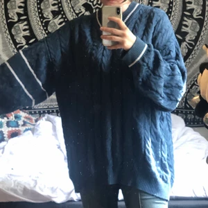 Kabelstickad tröja - Oversized tröja i mörkblå färg. Älskar att den är så stor och går långt ner på benet. Kan mötas upp i Göteborg annars står köparen för frakt! ❤️ Skriv om du vill ha fler bilder!