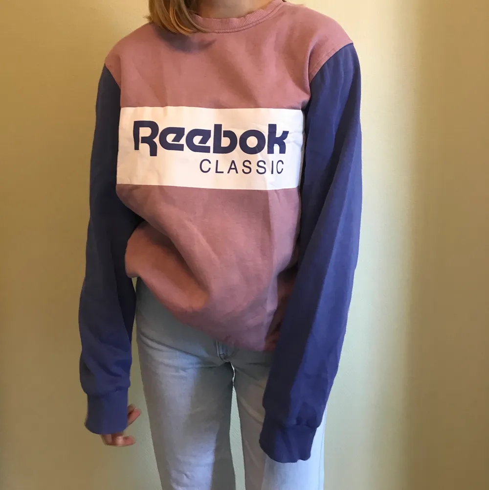 Fräsch Reebok tröja använd fåtal gånger, är som helt ny. Storlek L men passar M-XL. 100kr + frakt. Hör av dig vid intresse eller funderingar. Tröjor & Koftor.