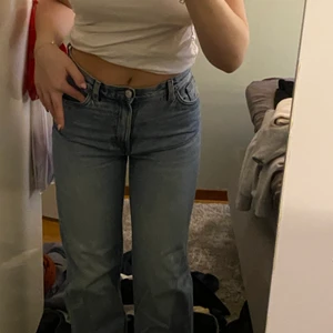 Monki jeans  - Skitsnygga jeans !! Är uppsprättade längst ned vid fötterna för och bli i bra längd för mig som är ca 170😄