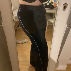 byxor  - ett par mörkblå/svarta byxor med en vit rand vid varje ben (se bild) knappt använda! Kommer inte ihåg vad jag köpte dem med det är storlek L! Väldigt skönt material, säljes för  70kr exl. frakt. 