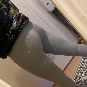 Freddy wr up - Gråa freddy wr up storlek xs men passar perfekt för mig som har S. Fint skick och hela. Knappt använda. OBS dom har två knappar men tänkte inte påknäppa båda igen efter ja tog bild med dom på.