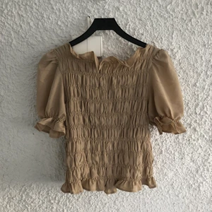 Topp - Så fin beige topp med volanger överallt , älskar denna tröjan men använder inte längre. (På andra bilden ser ni färgen mer tydligt)